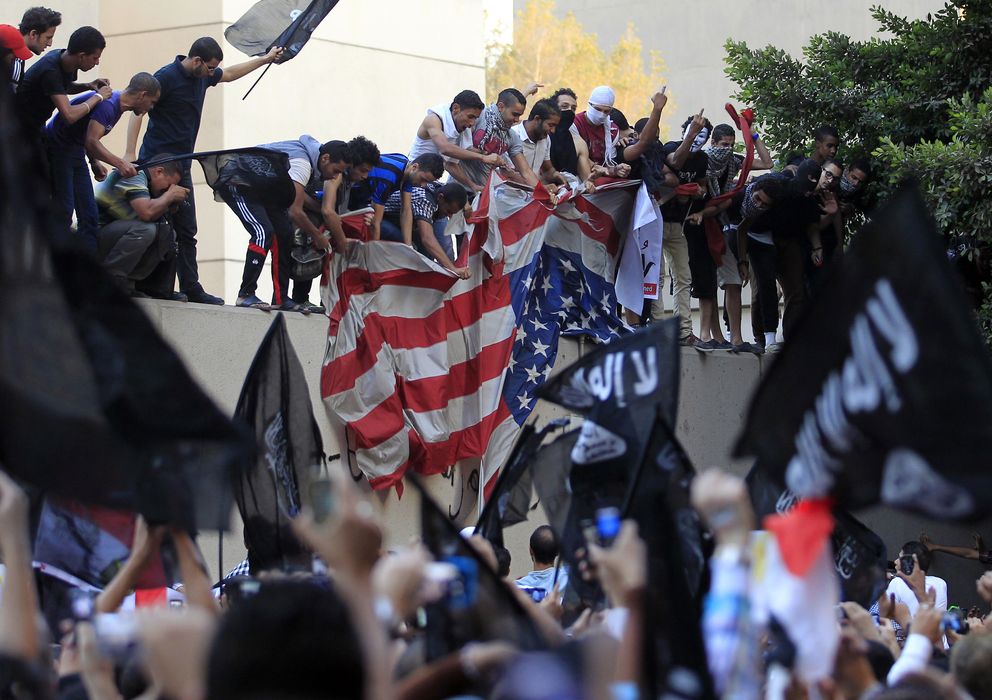 Foto: Manifestantes destrozan una bandera estadounidense en la embajada en El Cairo. (Reuters)