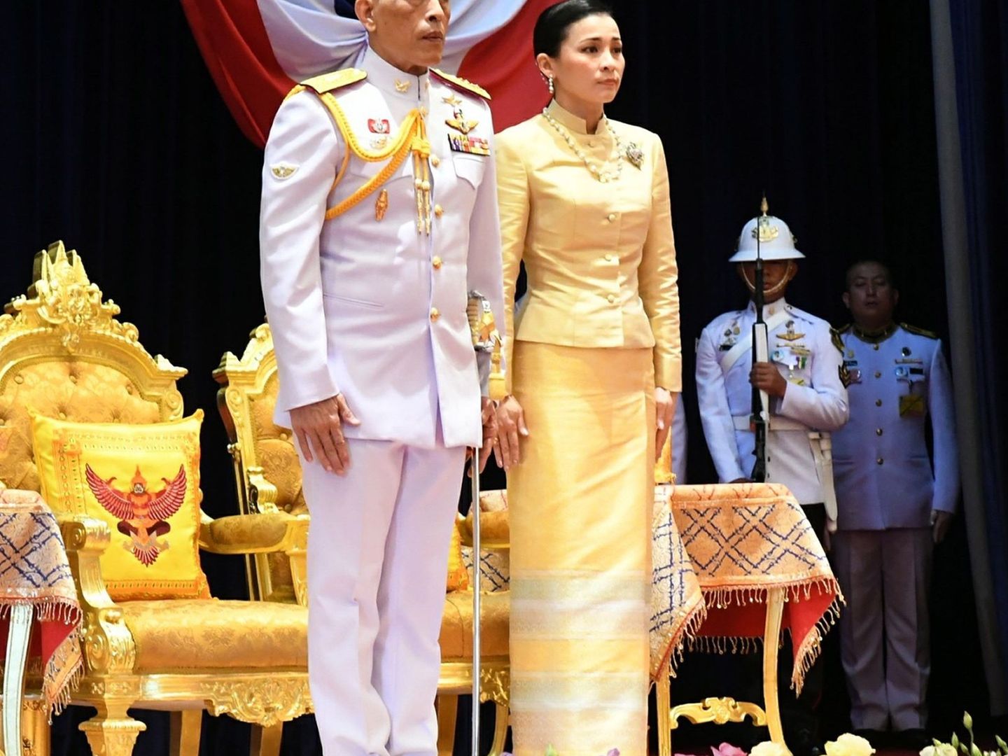 El rey de Tailandia acompañado de la reina Suthida. (EFE)