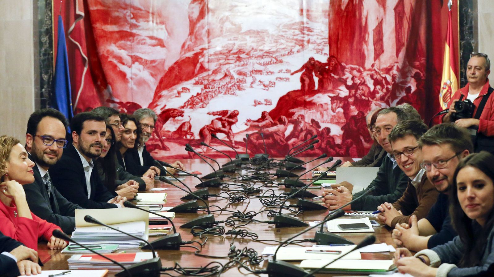Foto: Los equipos negociadores de PSOE, IU-UP, Compromís y Podemos, este 22 de febrero en la sala Sert del Congreso. (EFE)