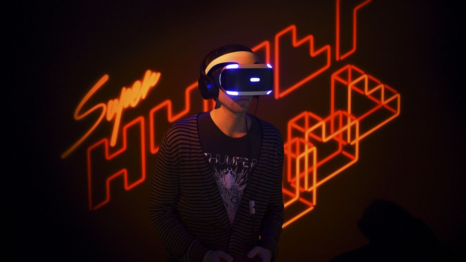Foto: Un desarrollador prueba las PlayStation VR durante la presentación que tuvo lugar anoche en San Francisco. (Reuters)