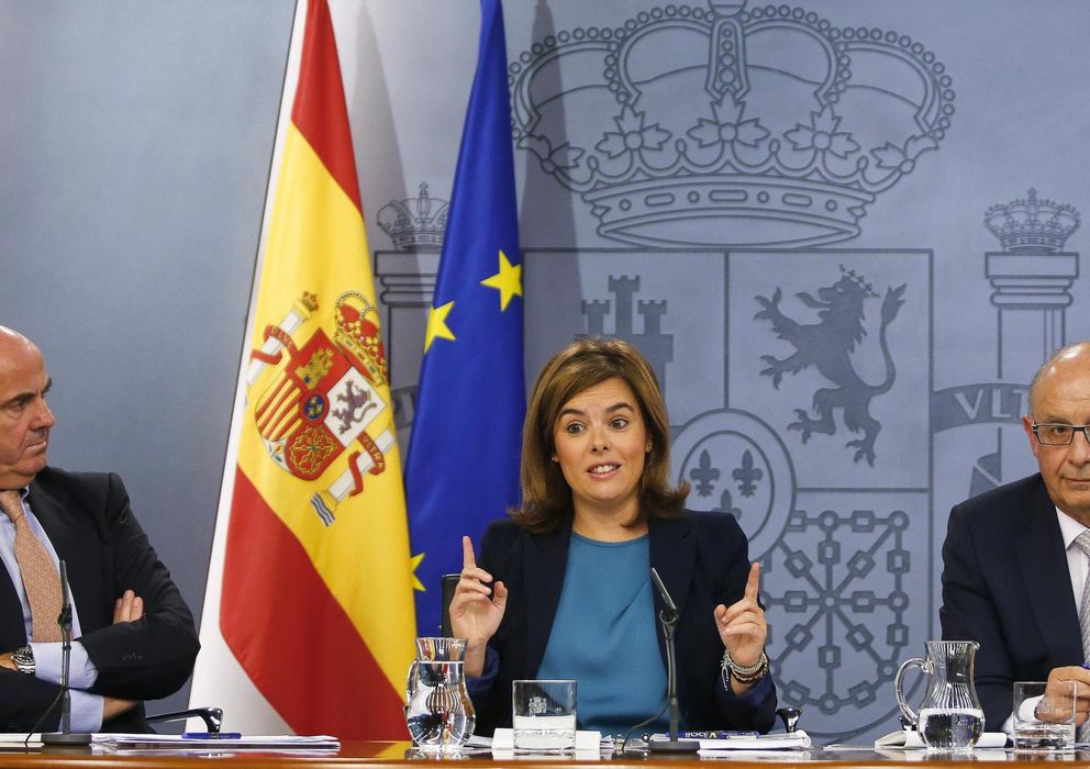 Foto: De Guindos, Sáenz de Santamaría y Montoro en rueda de prensa. (Reuters)