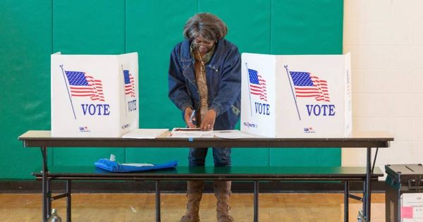 Foto: Una mesa electoral en un centro de votación en Carolina del Sur (EFE)