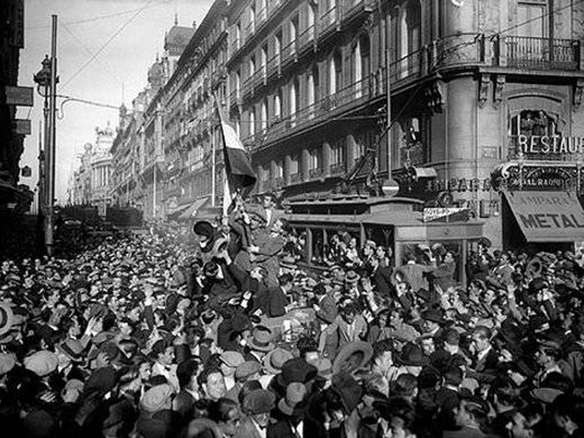 Foto: El pueblo de Madrid se echa a la calle para celebrar la proclamación de la Segunda República. (Luis Ramón Marín)