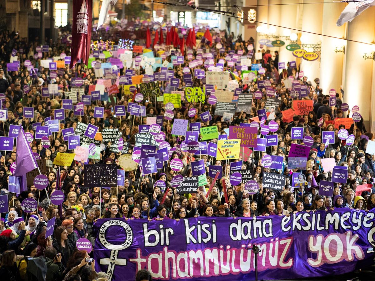 Foto: Miles de personas en múltiples rincones de España claman contra la violencia de género. (EFE)