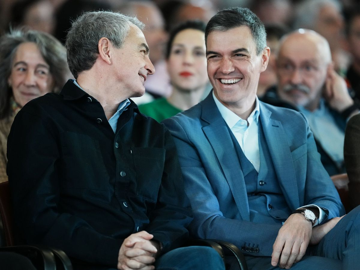 Foto: Pedro Sánchez junto a José Luís Rodríguez Zapatero en el homenaje por el veinte aniversario del Gobierno socialista. (Europa Press)