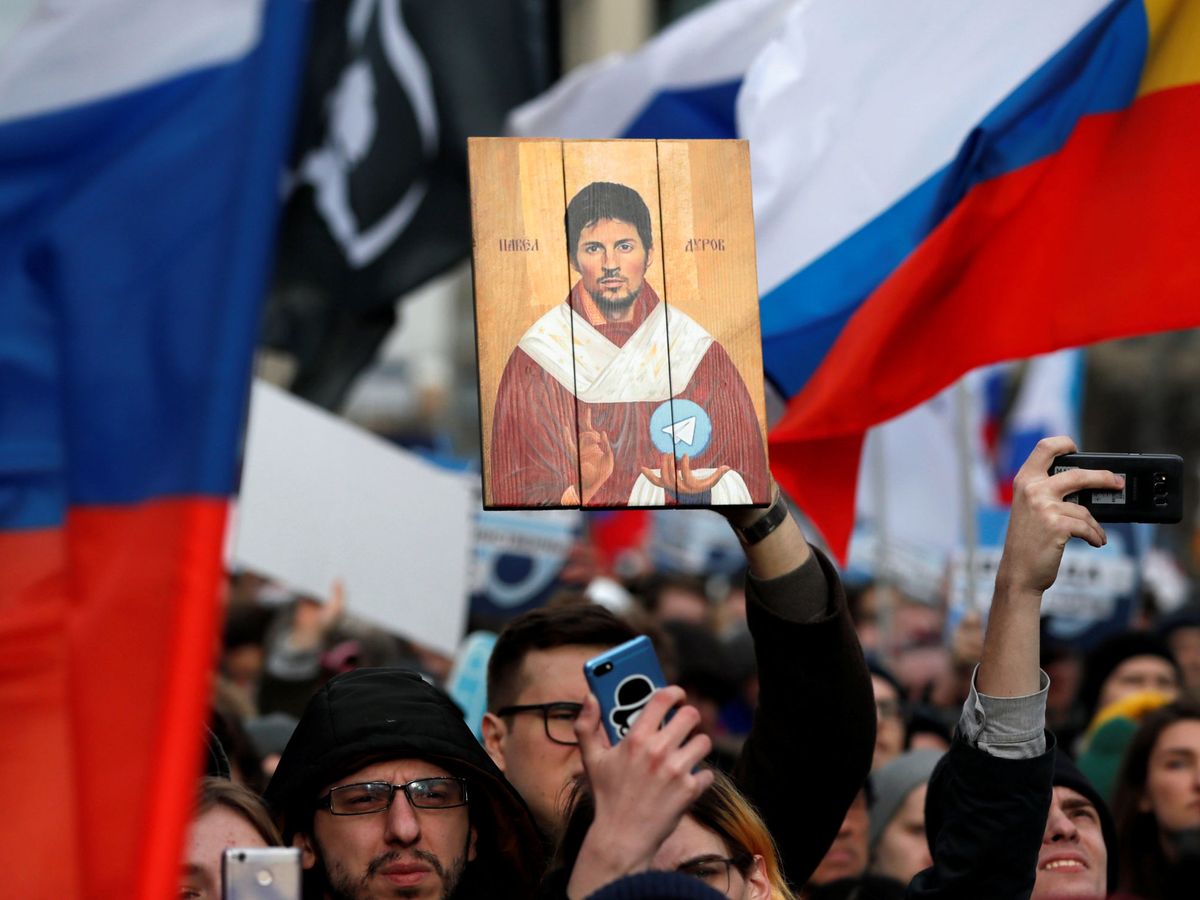 Foto: Un manifestante con el retrato de Pavel Durov, fundador de Telegram y exiliado en Londres. (Reuters)