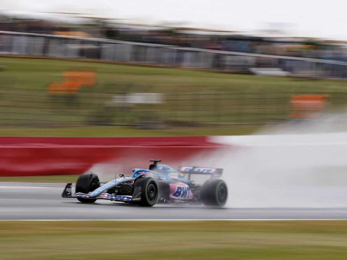 Foto: Fernando Alonso bajo la lluvia en Silverstone. (Reuters/Peter Cziborra)