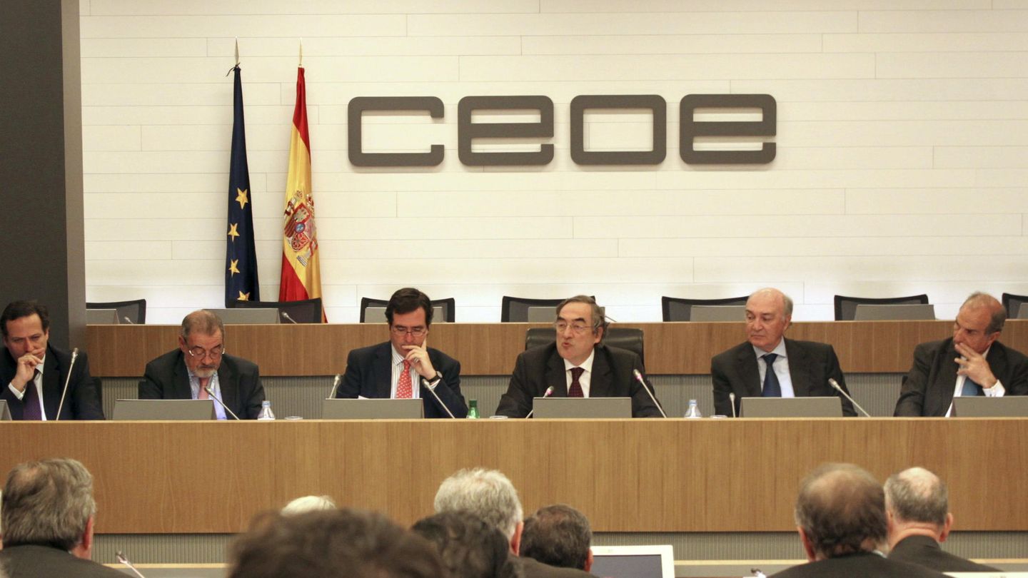 Juan Pablo Lázaro, el primero por la izquierda, en una reunión de la CEOE cuando la presidía Juan Rosell