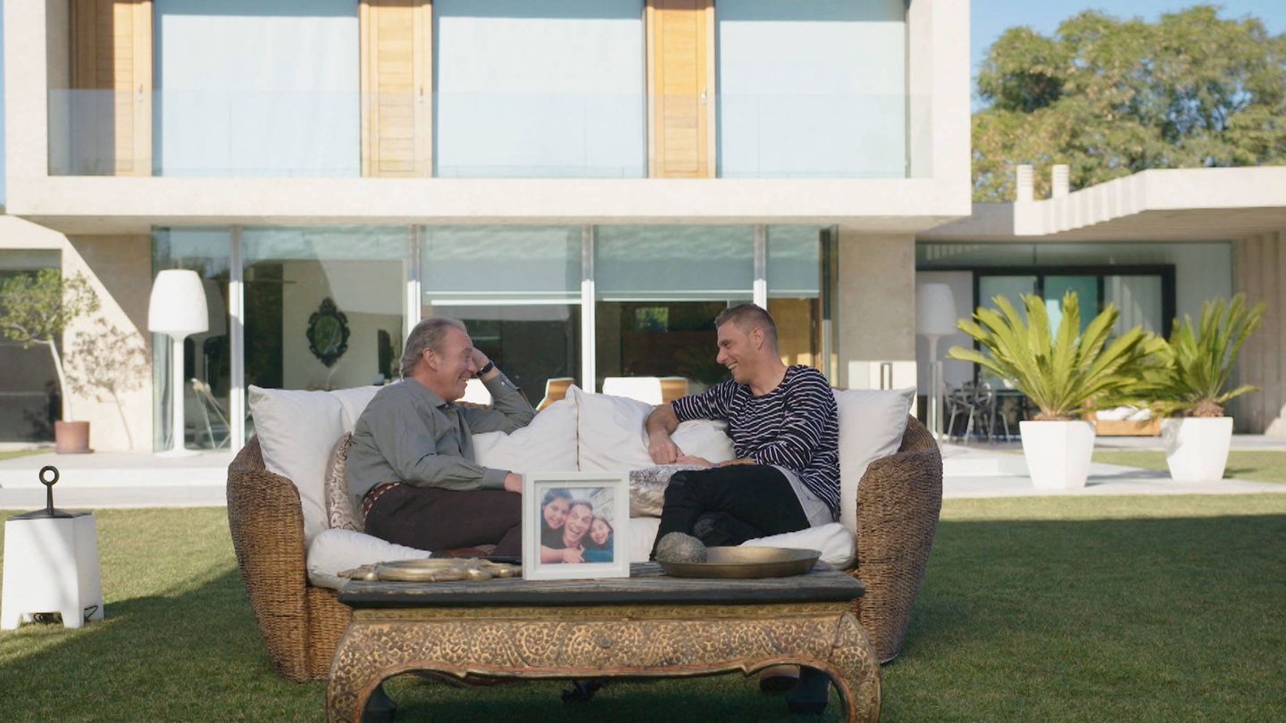 Bertín y Joaquín en la casa del jugador en Sevilla. 