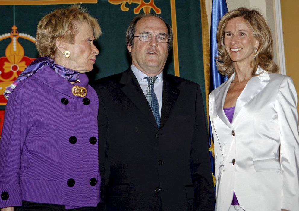 Foto: De la Vega (i), junto a Gabilondo y Cristina Garmendia, en una imagen de archivo. (Efe)