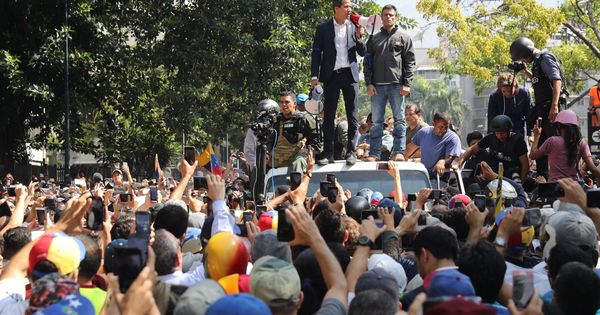 Foto: El presidente de la Asamblea Nacional, Juan Guaidó (c), y el líder opositor Leopoldo López (d) participan en una manifestación en apoyo a su levantamiento contra el gobierno de Nicolás Maduro. (EFE)