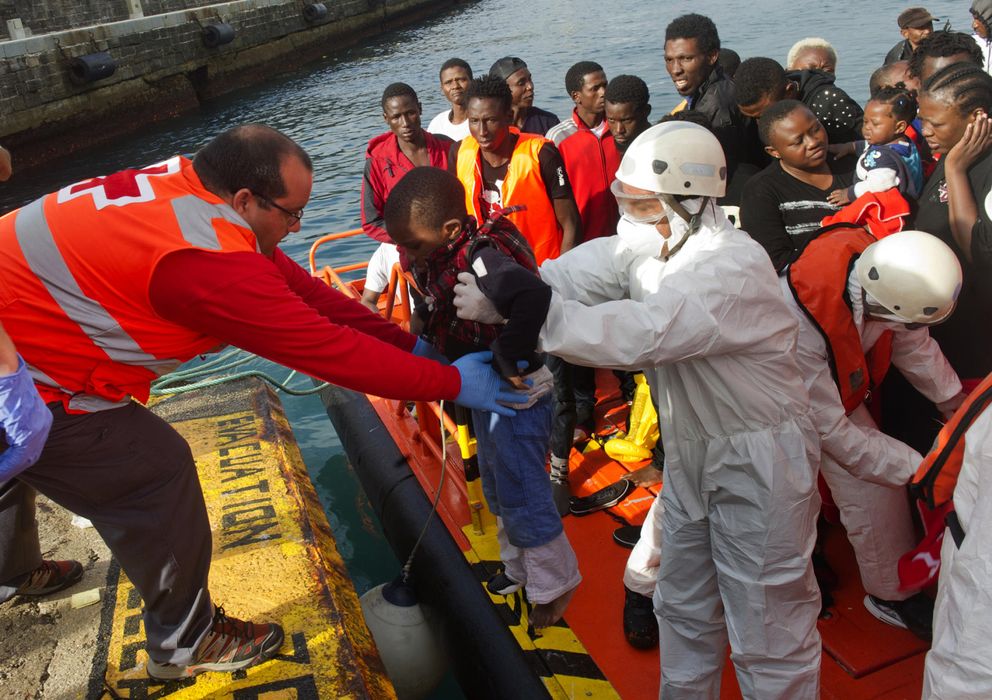 Foto: Mas de 700 rescatados en la nueva oleada de pateras del Estrecho. (AP)