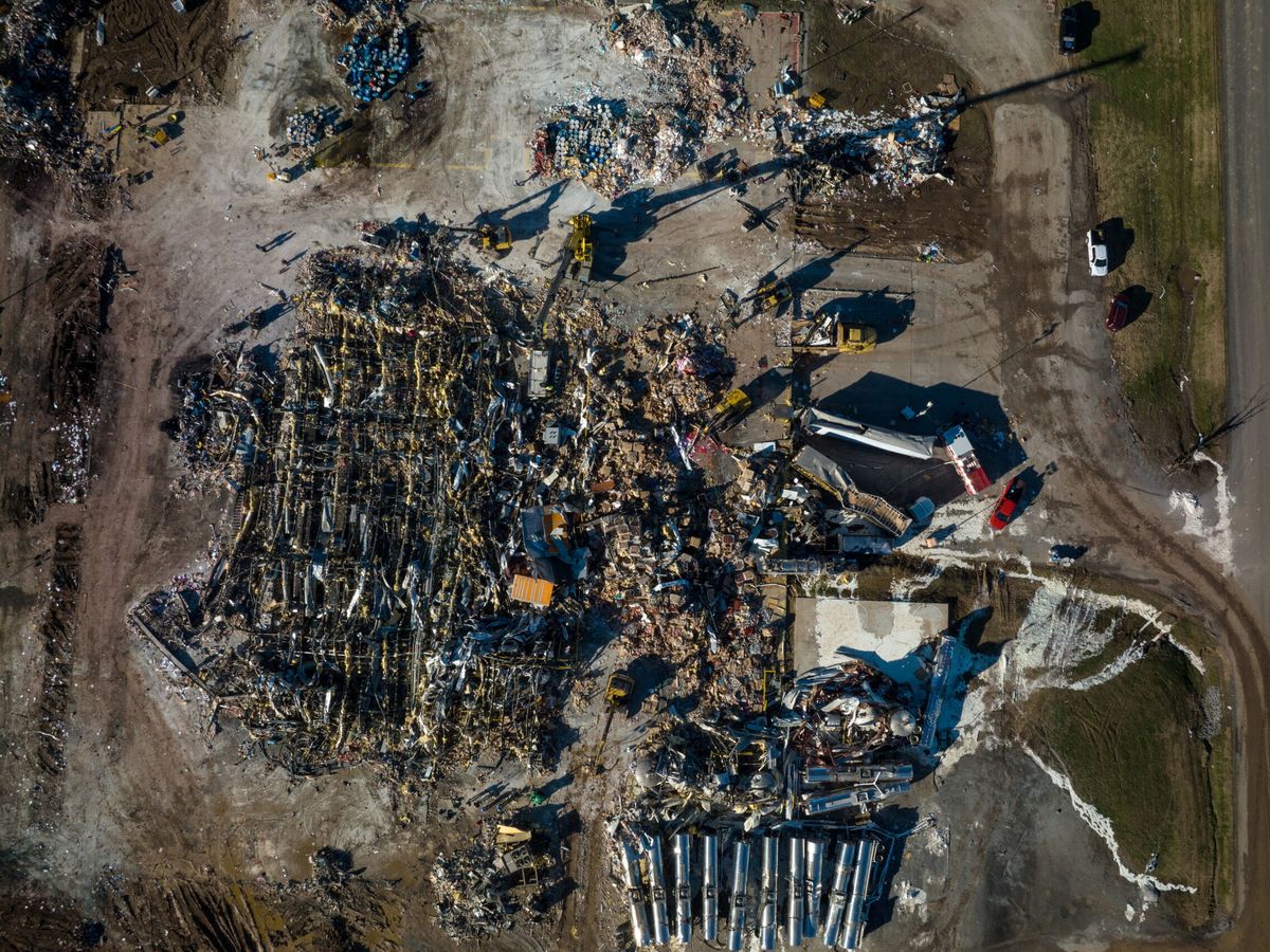 Foto: Foto desde un dron de la fábrica arrasada en Mayfield. (Reuters/Adrees Latif)