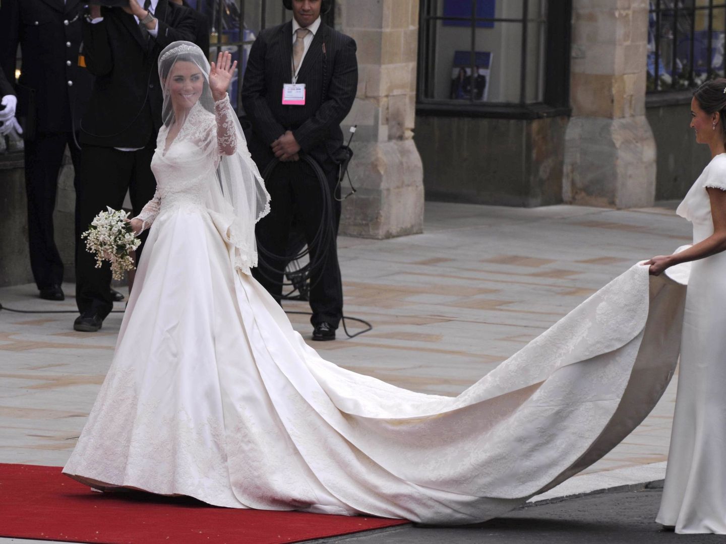 Victoria fabricó la alfombra roja de la boda del Príncipe Guillermo y Kate Middleton. (EFE)