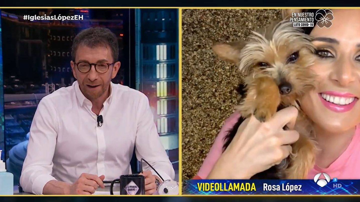 Pablo Motos y Rosa López, junto a su perrita Once. (Atresmedia)