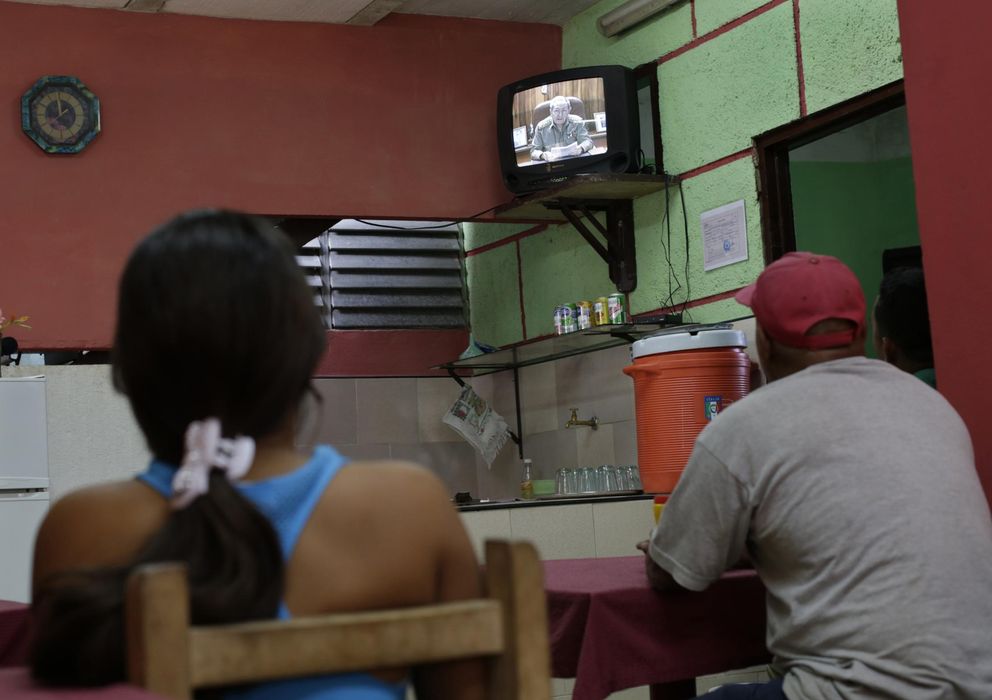 Foto: Cubanos siguen el discurso de Castro en un restaurante de La Habana (Cuba).