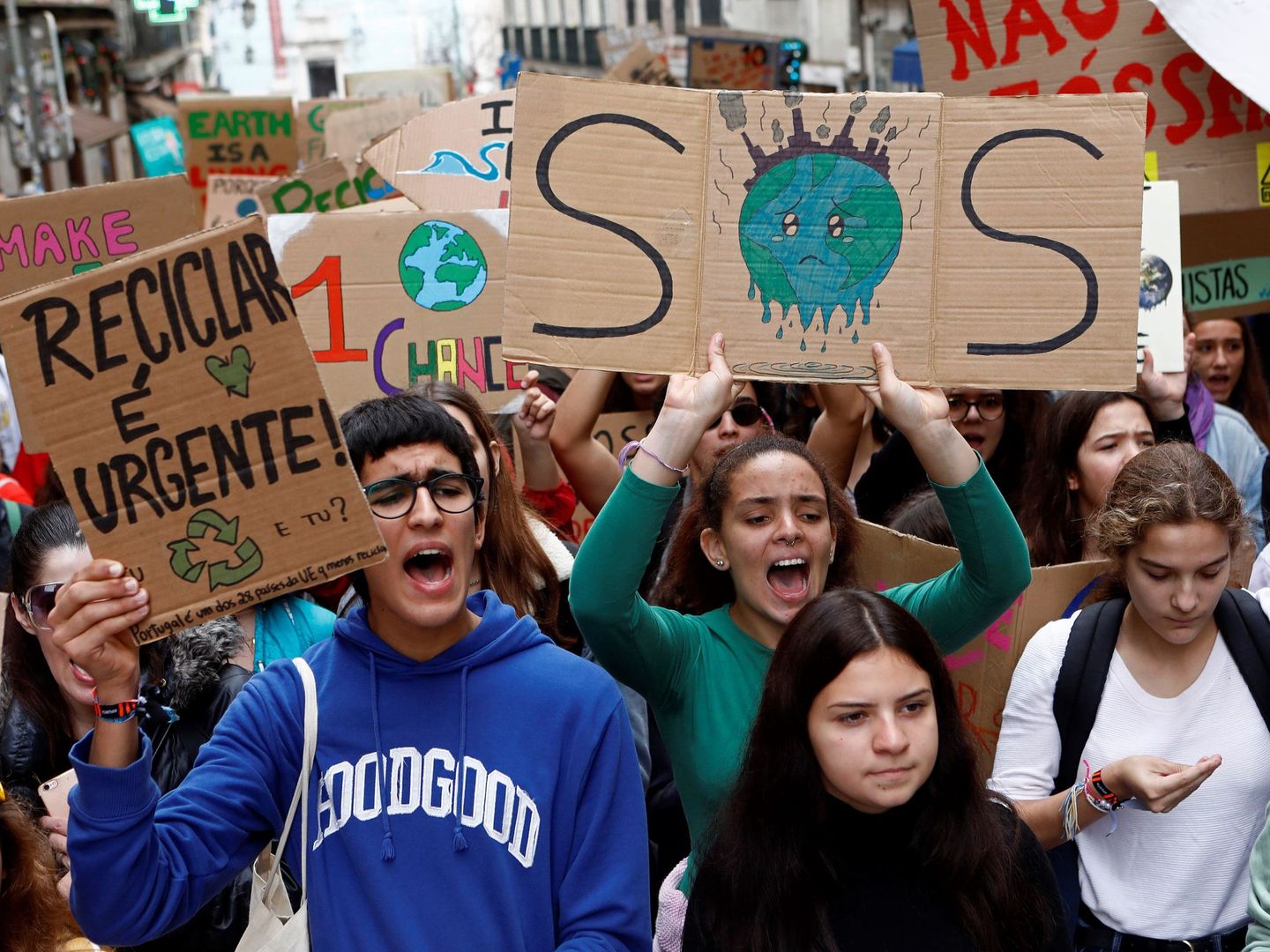 Protesta estudiantil convocada por 'Fridays for Future' en Lisboa, a finales de noviembre. (EFE)