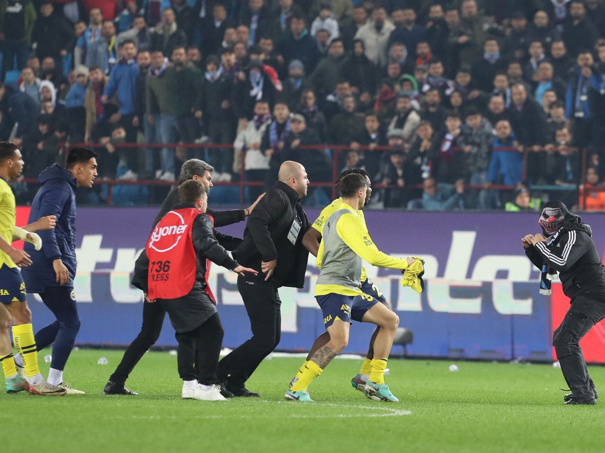 Foto: Un ultra del Trabzonspor se enfrenta a los jugadores del Fenerbahce (EFE/EPA/STR).