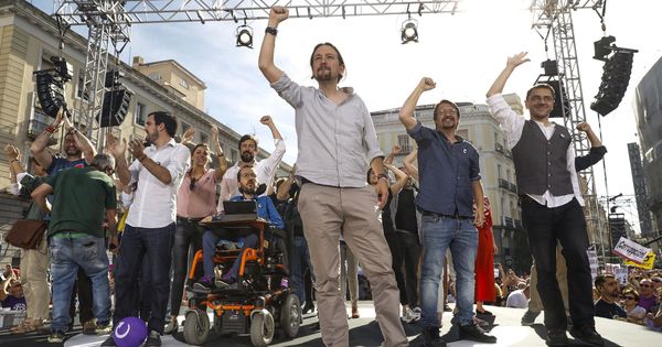 Foto: El líder de Podemos, Pablo Iglesias, junto a representantes de las confluencias, IU y la dirección de su partido, durante la concentración en Sol a favor de la moción de censura. (EFE)