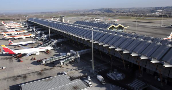 Foto: Varios aviones en las pistas de la T4 del Aeropuerto Adolfo Suárez Madrid-Barajas. (EFE)
