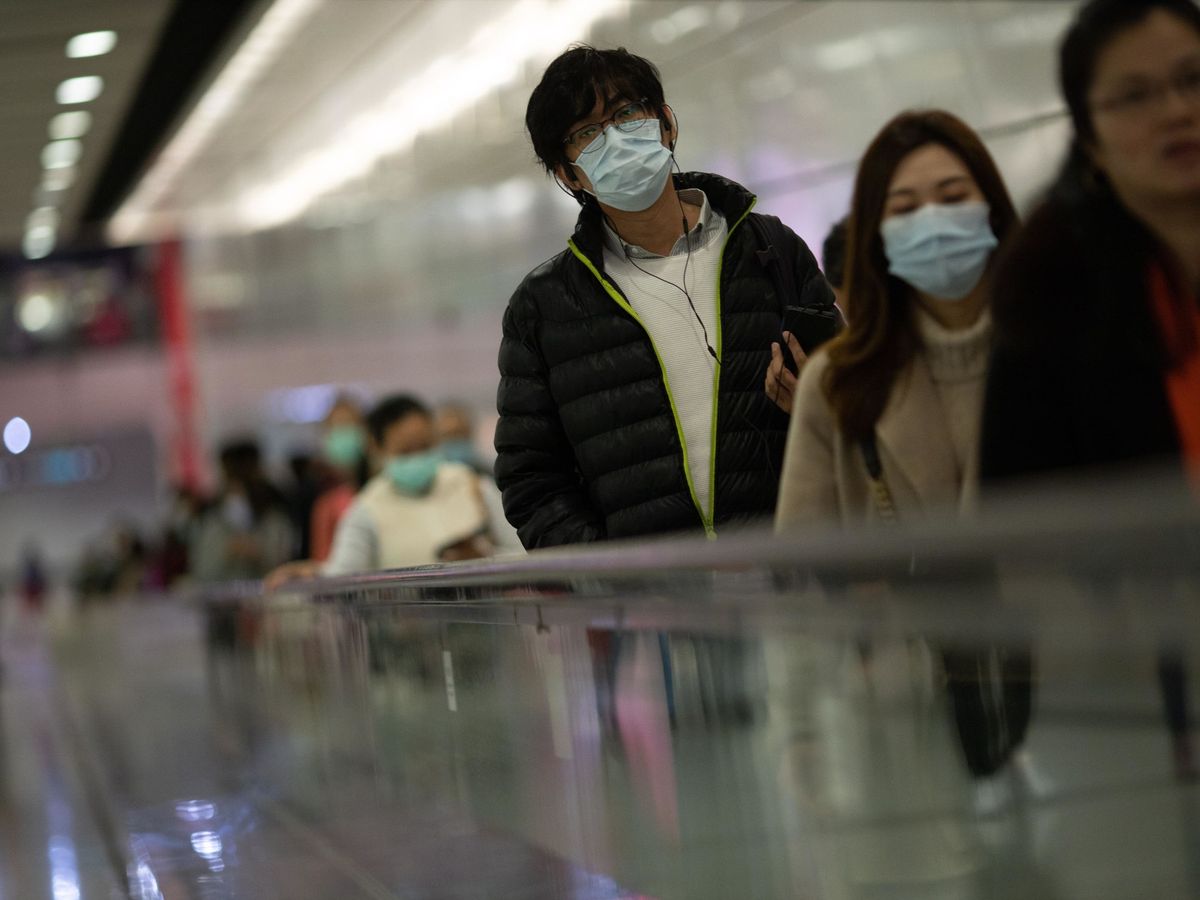 Foto: Viajeros con mascarilla en el metro de Hong Kong. (EFE)