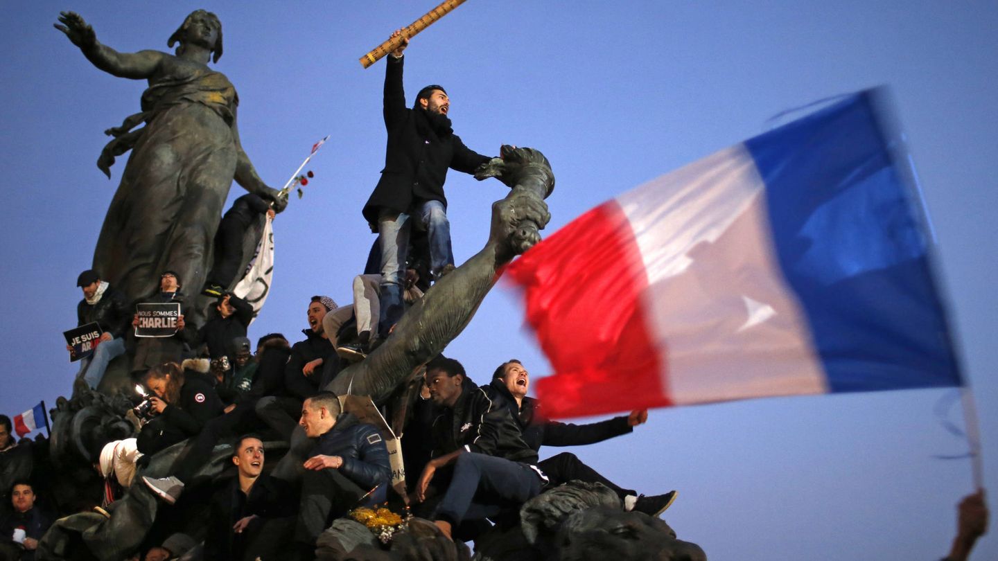 Marcha en las calles de París en tributo a las víctimas del ataque a 'Charlie Hebdo'. (Reuters) 