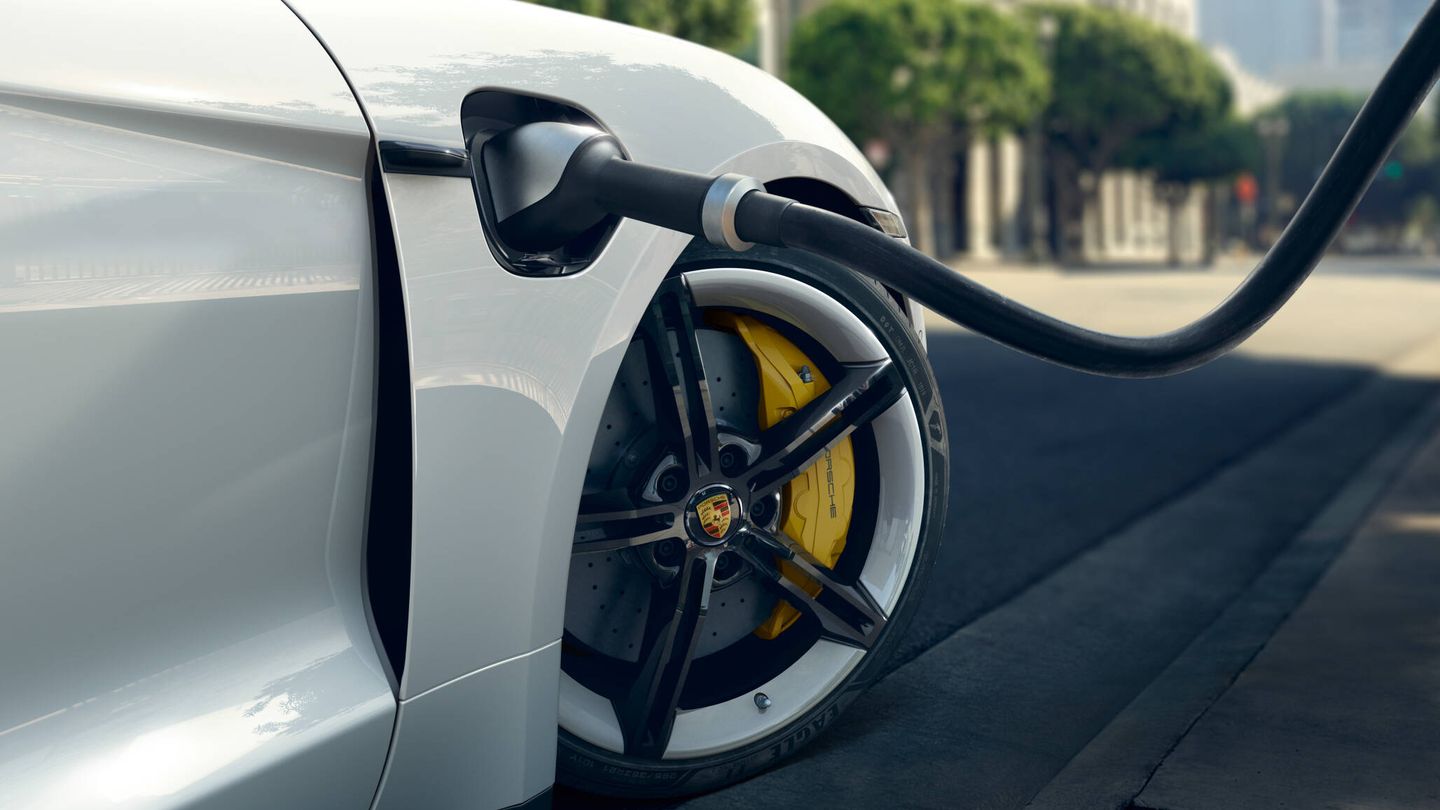 Muchas marcas enfocan la venta de coches eléctricos a clientes de alto poder adquisitivo.