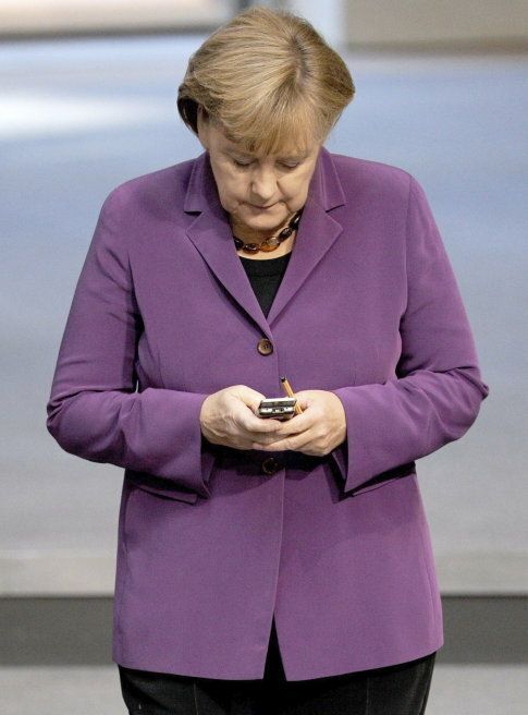Merkel exige a obama que aclare si el espionaje de eeuu 'pinchó' su móvil