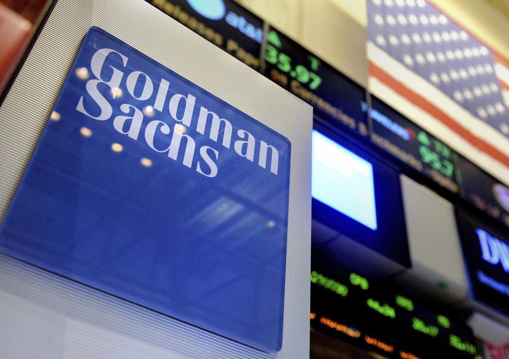 Foto: Vista de un logotipo de Goldman Sachs en el parqué de la Bolsa de Nueva York. (EFE)
