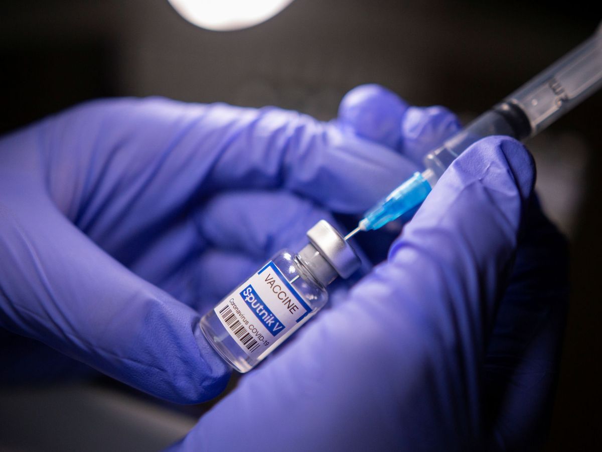 Foto: Un vial con la etiqueta de la vacuna Sputnik V. (Reuters)