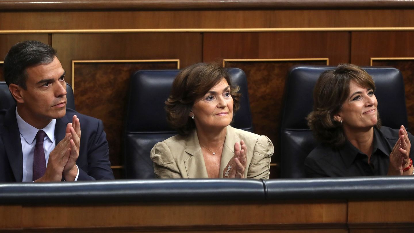 Pedro Sánchez, con la vicepresidenta, Carmen Calvo, y la ministra de Justicia, Dolores Delgado, el pasado 29 de agosto en el Congreso. (EFE)