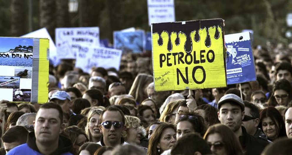 Manifestación en Palma de Mallorca contra la realización de sondeos y prospecciones petrolíferas. (EFE)