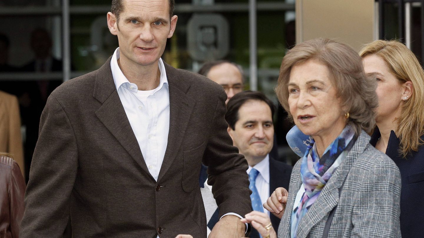 La reina Sofía, la infanta Cristina e Iñaki Urdangarin, tras visitar a don Juan Carlos.  (EFE) 