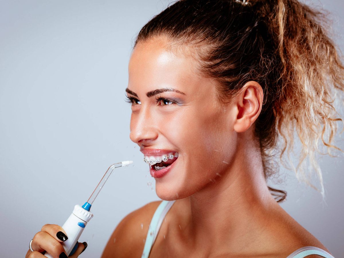 Foto: Qué es un irrigador dental y por qué puede revolucionar tu higiene bucal (iStock)