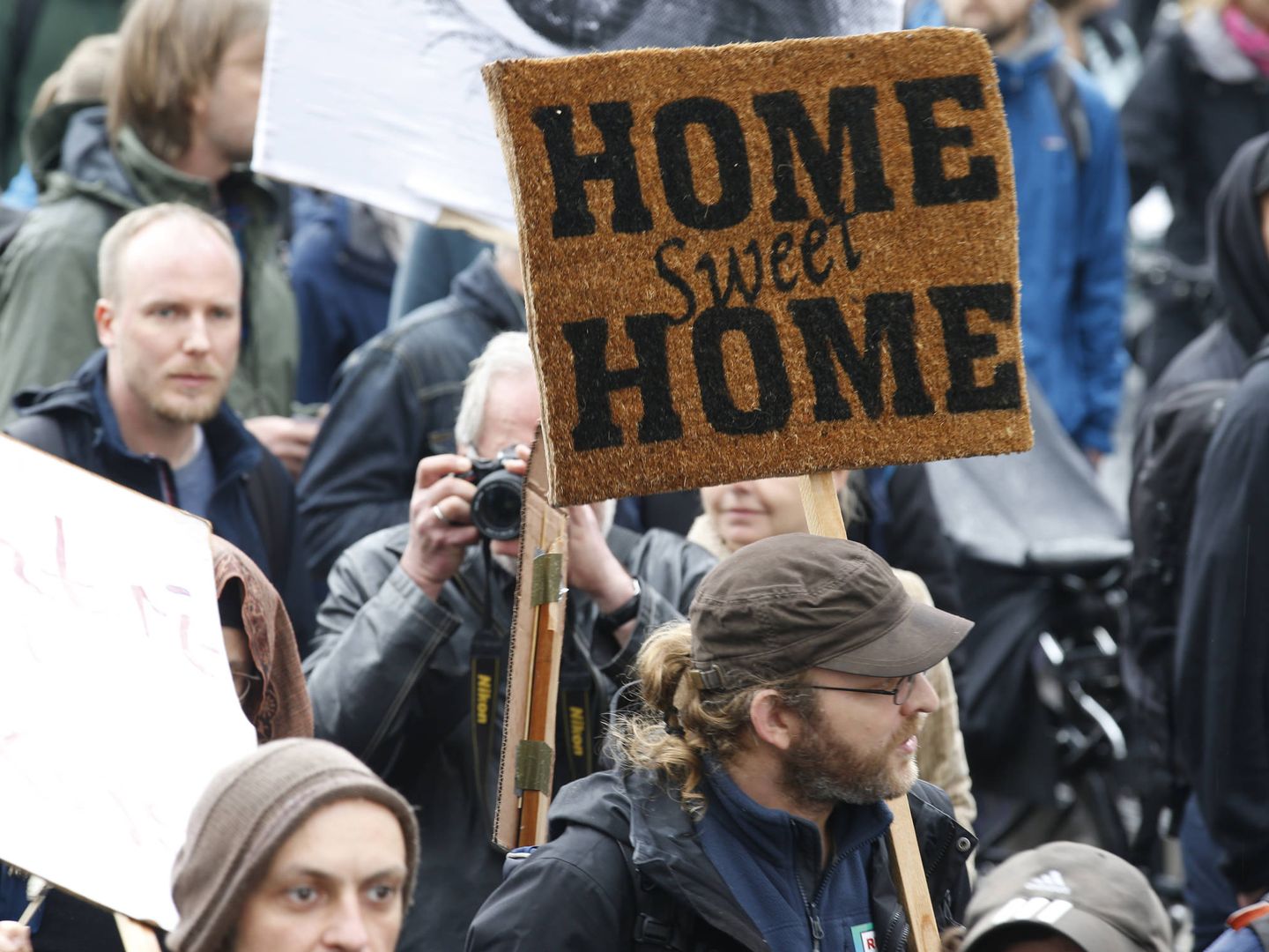 Manifestantes durante una protesta contra las subidas en los precios del alquiler, en Berlín, el 14 de abril de 2018. (Reuters)