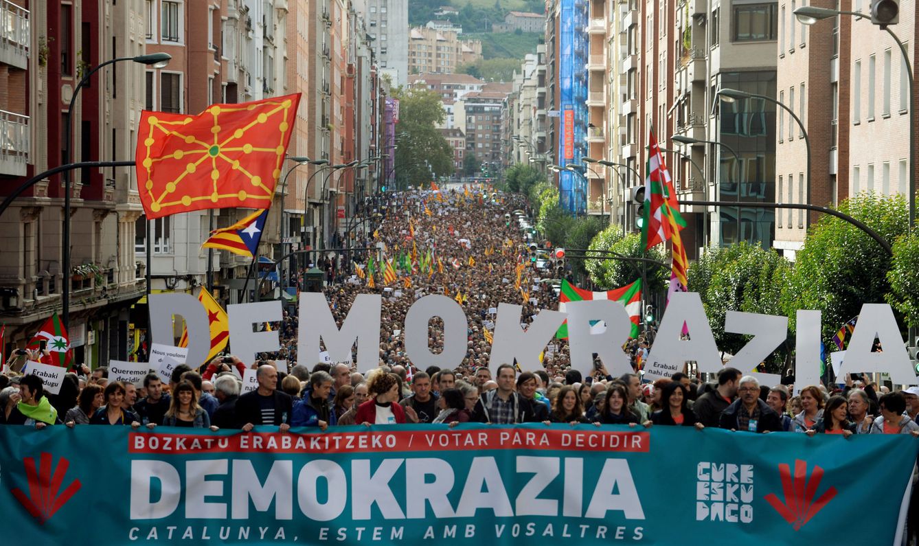 Miles de vascos marcharon en Bilbao por el derecho a decidir de Cataluña el 1 de octubre. (Reuters)