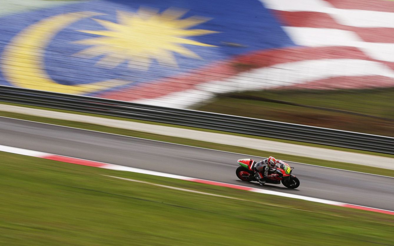 Álvaro Bautista, de Aprilia, en una sesión de entrenamientos libres para el último Gran Premio de Malasia. (EFE)