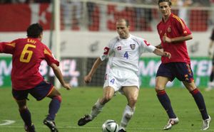 El combinado español no ganó pero recuperó su identidad. Si continúa con el mismo juego puede seguir soñando con estar en Alemania 2006 tras la repesca.