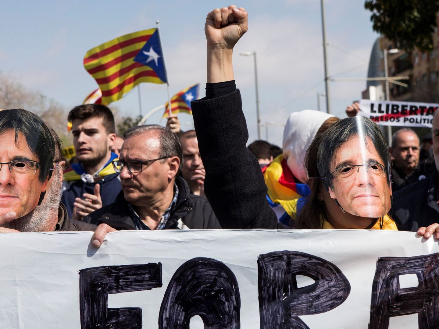 Manifestantes convocados por los Comités de Defensa de la República protestan en las inmediaciones del Auditori de Barcelona. (Efe)