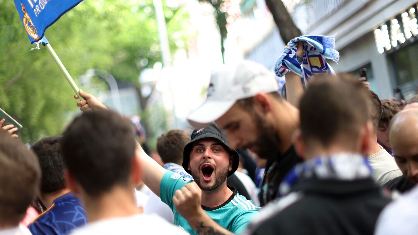 Los aficionados blancos ya llenan los alrededores del Bernabéu. (Reuters/Carl Recine)