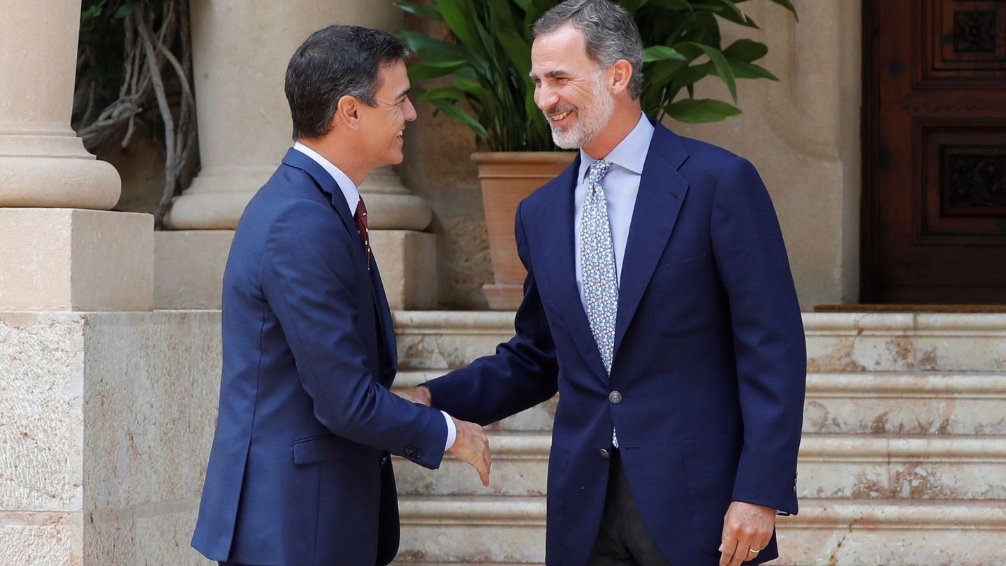 Felipe VI y Pedro Sánchez, en la entrada del Palacio de Marivent. (EFE)
