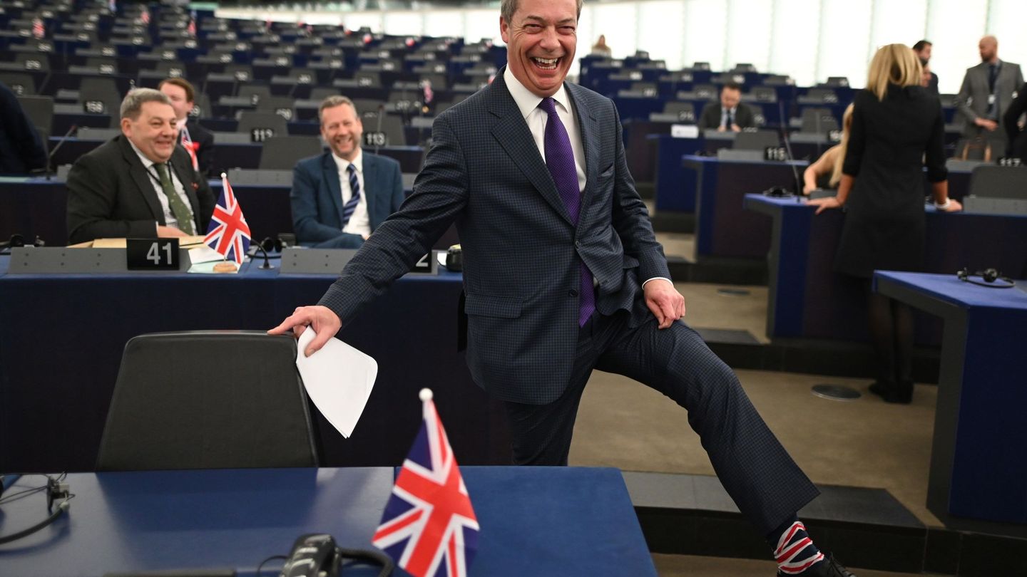 Nigel Farage muestra sus calcetines con la bandera británica en Estrasburgo. (Reuters)