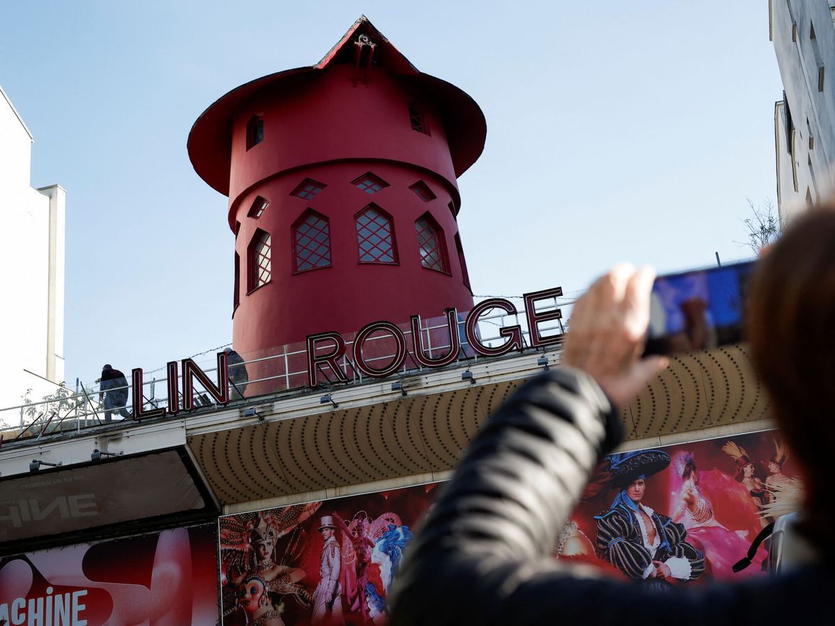 Foto: Colapsan las aspas del cabaret Moulin Rouge de París: el vídeo de cómo ha quedado el enclave (Reuters/Benoit Tessier)