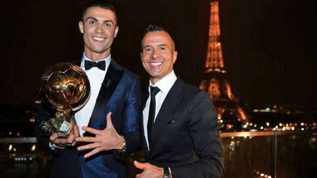 Cristiano posa con su quinto Balón de Oro con Jorge Mendes. (Reuters/John Niell)