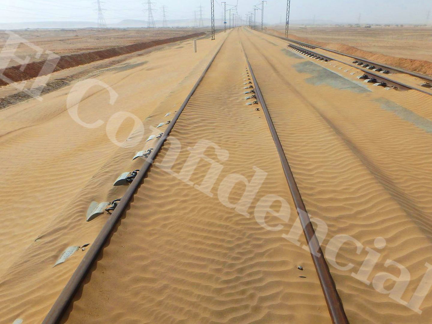 Pinche sobre la foto para ver 'En imágenes: La arena invade tramos del AVE Medina-La Meca'