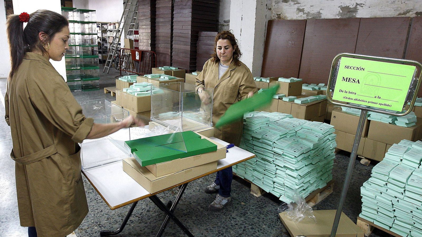 Foto: Montaje de urnas electorales en Sevilla, en una foto de archivo. (EFE)
