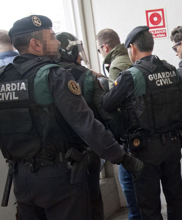 Foto: Agentes de la Guardia Civil el 1-O. (EFE) 