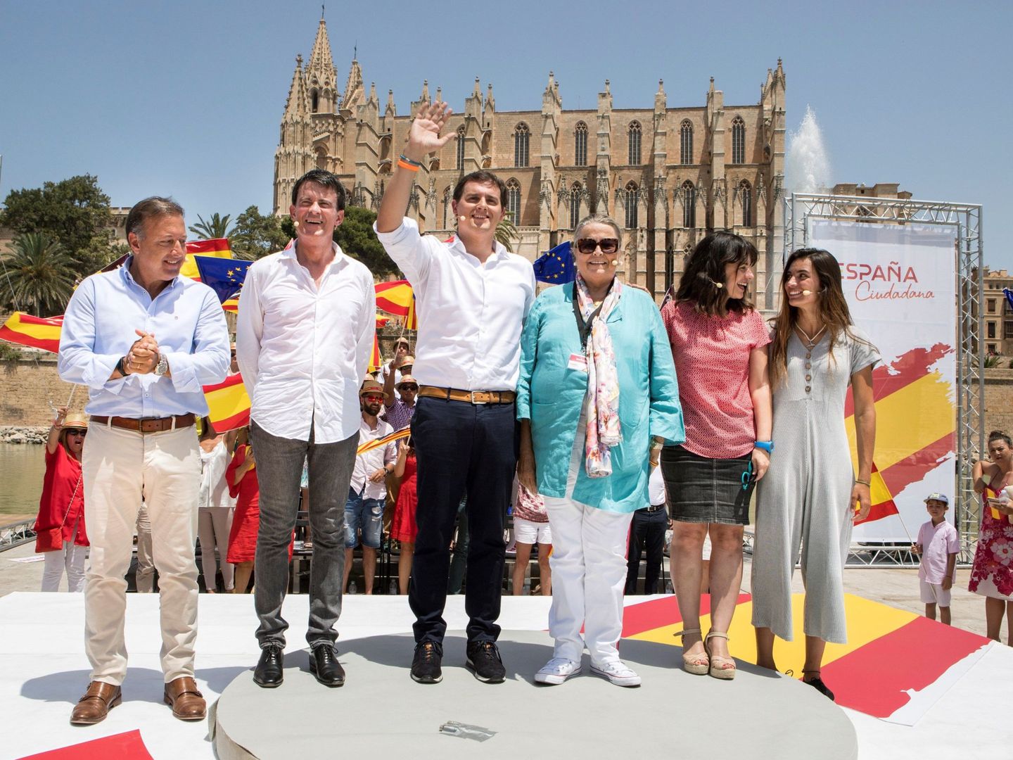 El presidente de Ciudadanos, Albert Rivera, acompañado por el ex primer ministro francés Manuel Valls en el acto de la Plataforma España Ciudadana en Palma de Mallorca. (EFE)