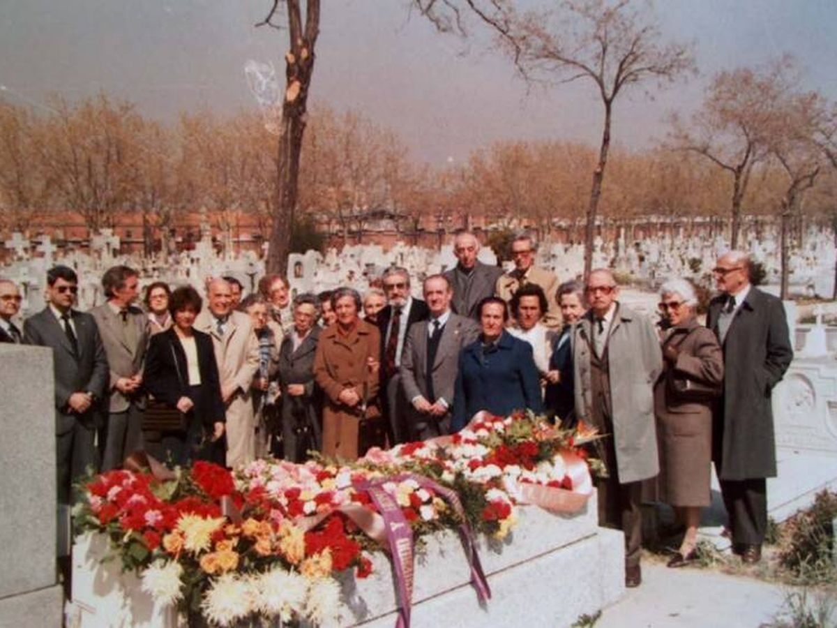 Foto: Descendientes del también físico Enrique Moles y últimos colaboradores de Blas Cabrera, aún vivos, en 1983.