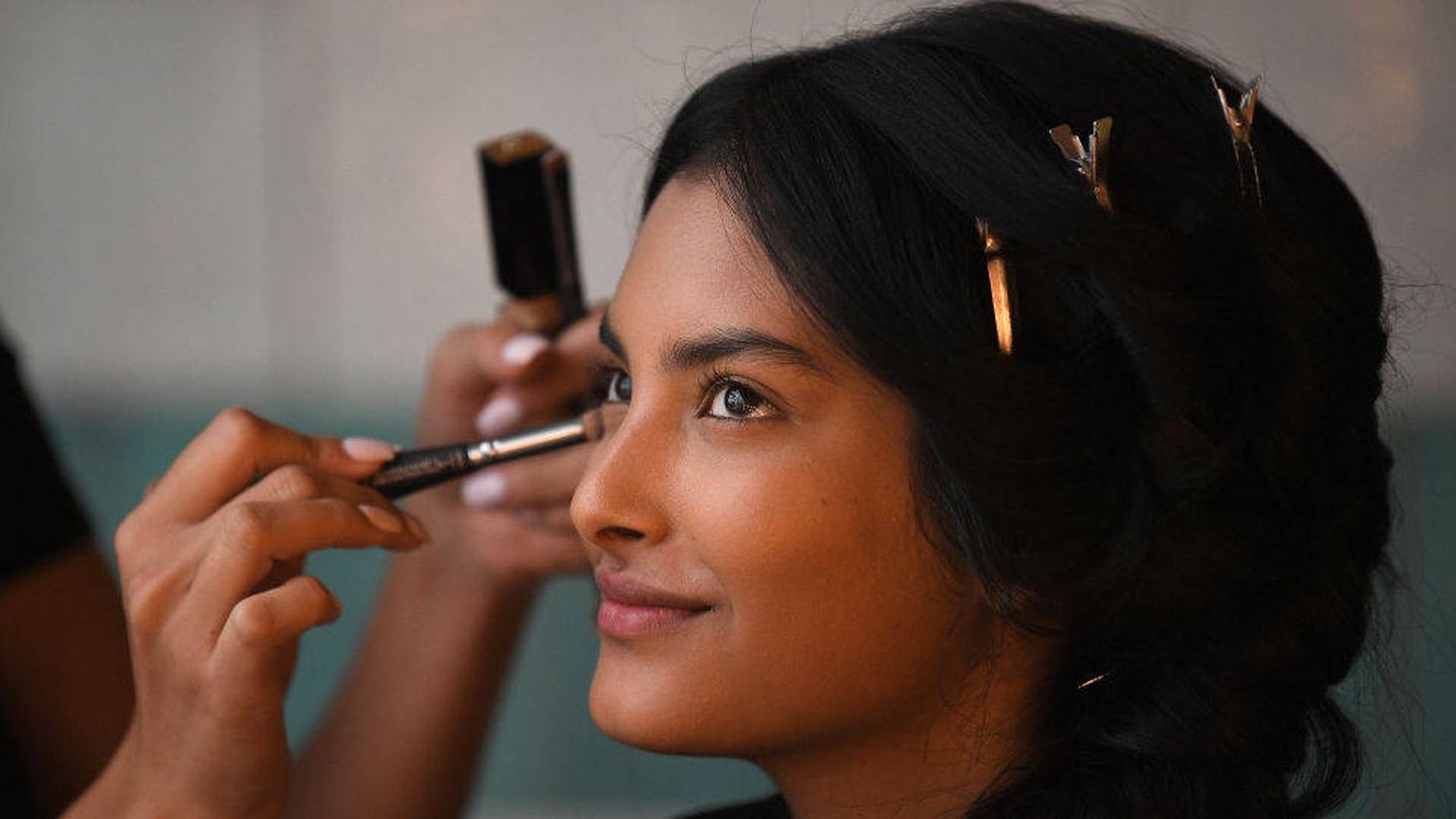 Preparar la piel antes del maquillaje mejora su adherencia y puede potenciar su luminosidad. (Getty)